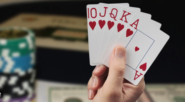 Lima Keuntungan Bermain Poker Online