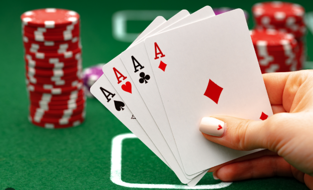 Lima Keuntungan Bermain Poker Online
